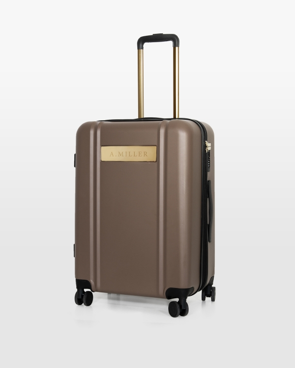 Brun resväska med namn och guldiga detaljer