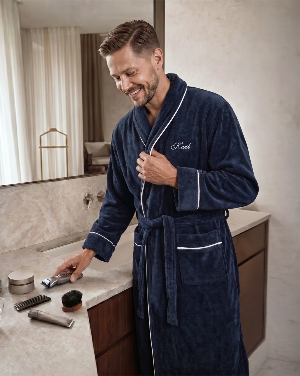 Mörkblå morgonrock med broderad text