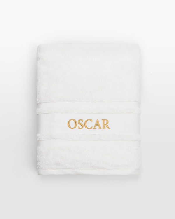 vit handduk med broderat namn