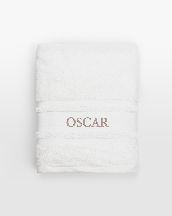 handduk i vit färg med broderat namn
