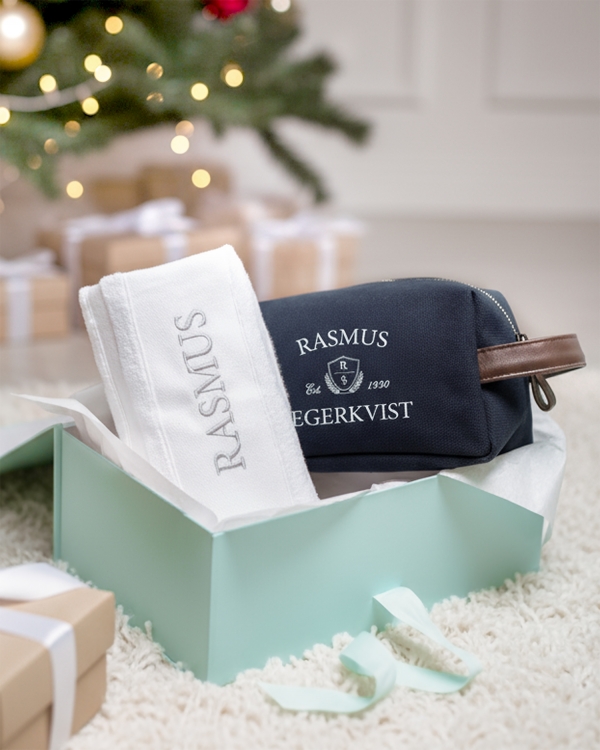 julklappstips till honom med personlig necessär och handduk broderad med namn