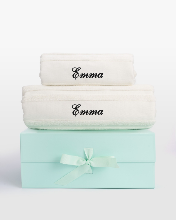 Creme handdukset (50x70, 90x150) med personlig svart brodyr, idealiskt för modern komfort och elegans.