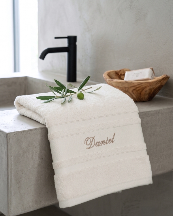 broderad handduk med namn i cremefärg