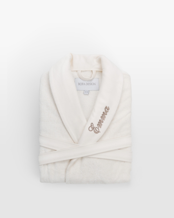 Krämfärgad barnbadrock med personlig sandfärgad broderi, perfekt för mysig komfort och stil för små äventyrare.