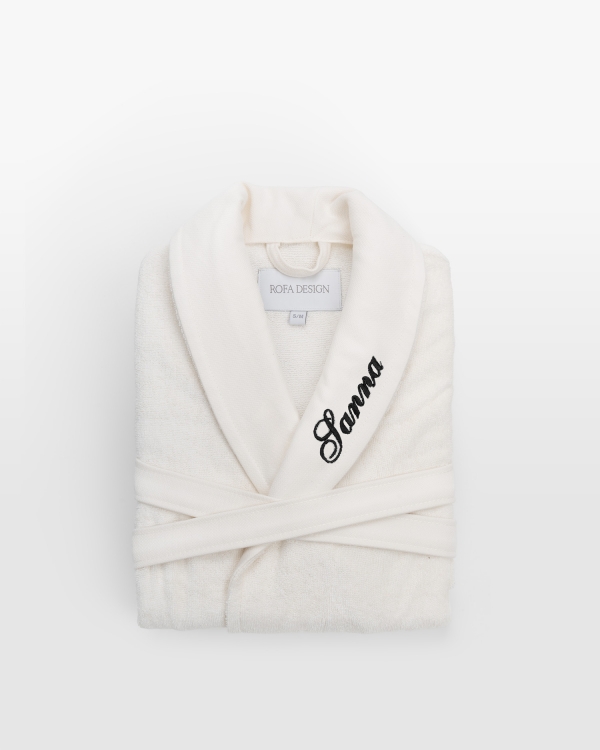 Modern creme barnbadrock med personlig svart brodyr, idealisk för trendig komfort för barn.