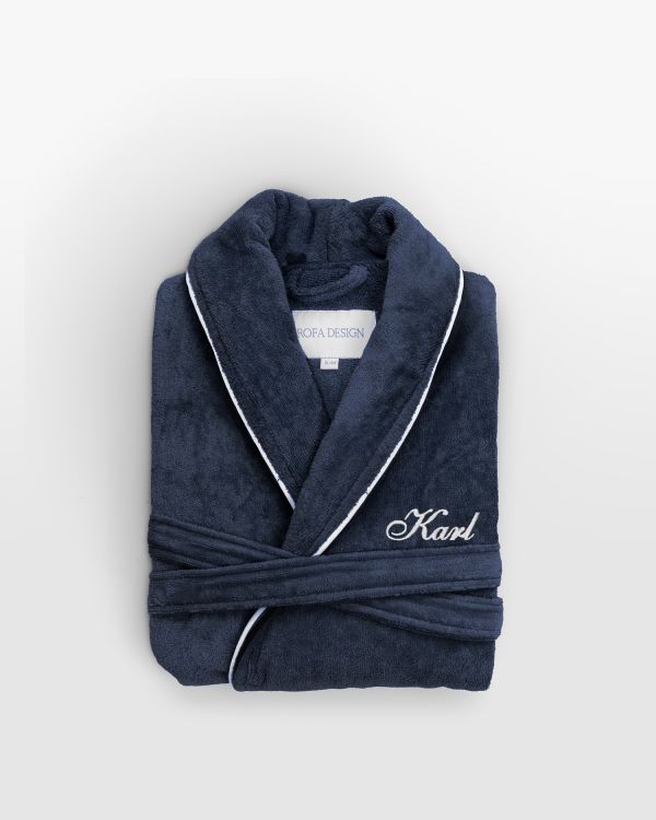 Lyxig marinblå badrock med personlig brodyr, perfekt för exklusiv komfort och elegans.