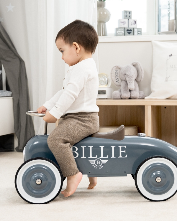 Blå sparkbil med namn