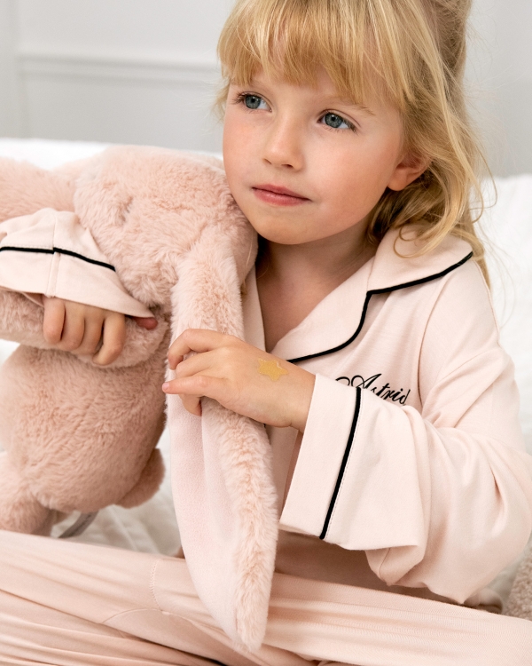 rosa pyjamas med namn
