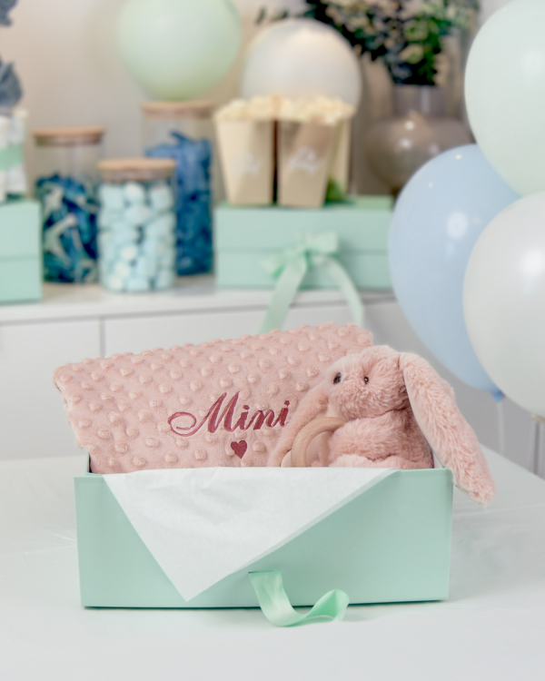 Gosedjur med bitring och filt med namn