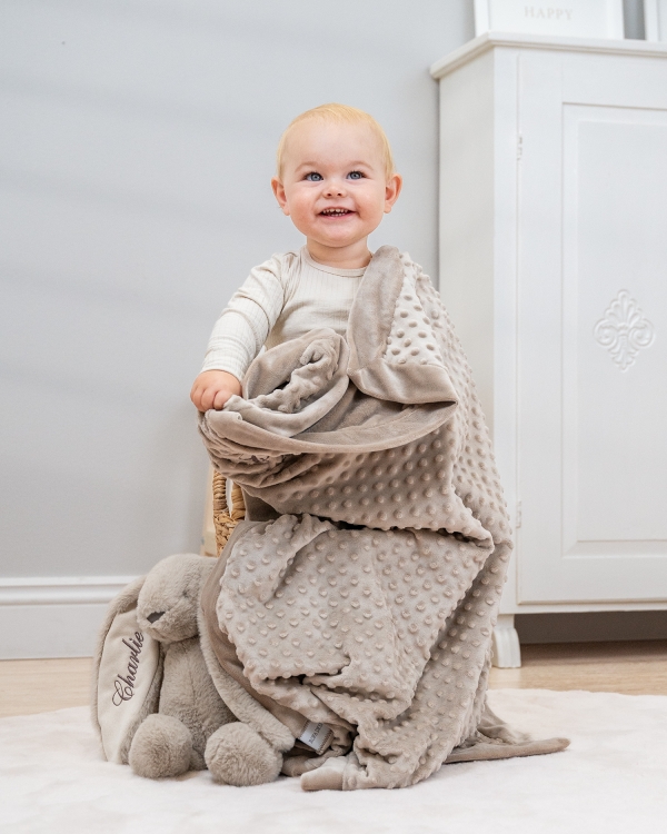 sandfärgad babyfilt med namnbrodyr