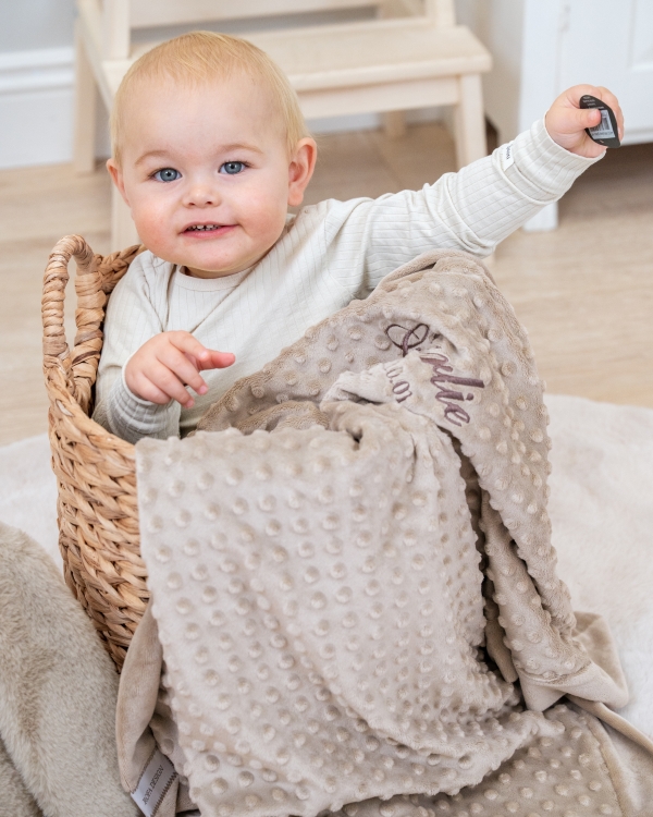 Gosig brun babyfilt med broderat namn och datum