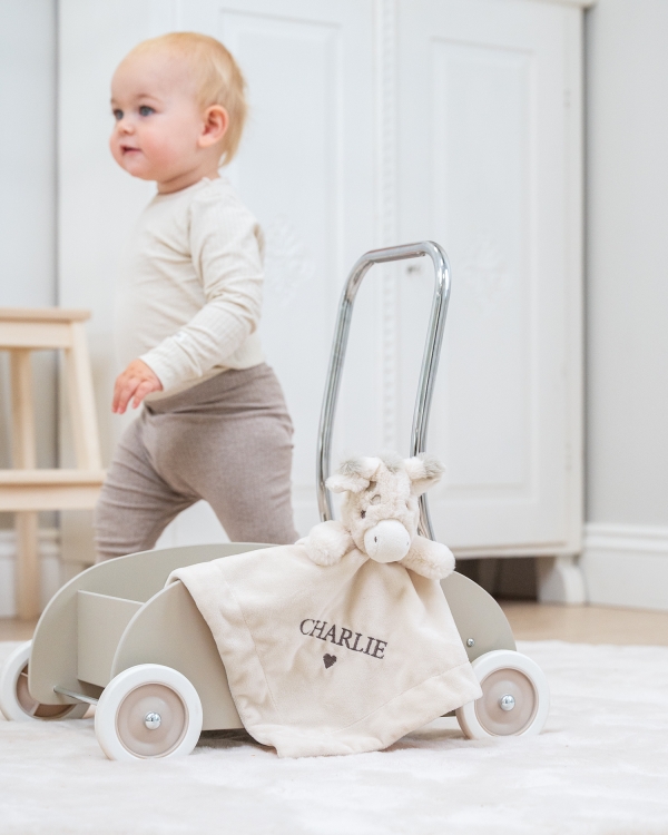 snuttefilt med giraffmotiv som broderas med namn