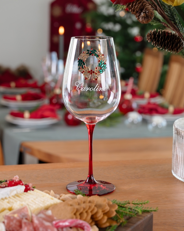 julglas med kransmotiv och personlig gravyr