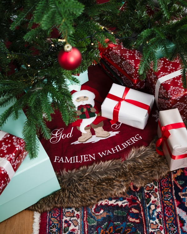 röd julgransmatta med tryck