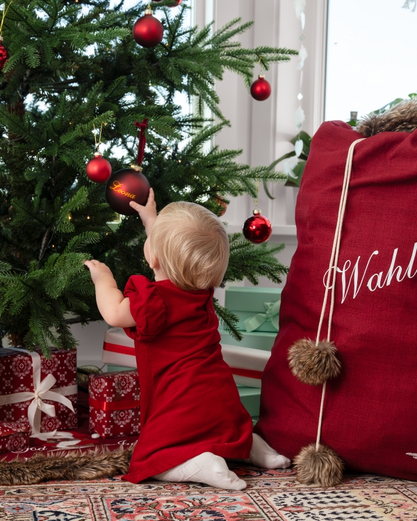 röd julklappssäck med tomtemotiv