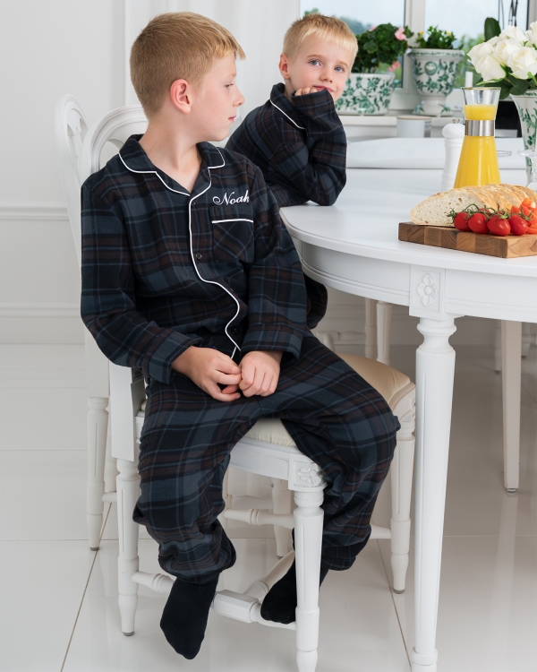 marinblå barnpyjamas i flanell med namn