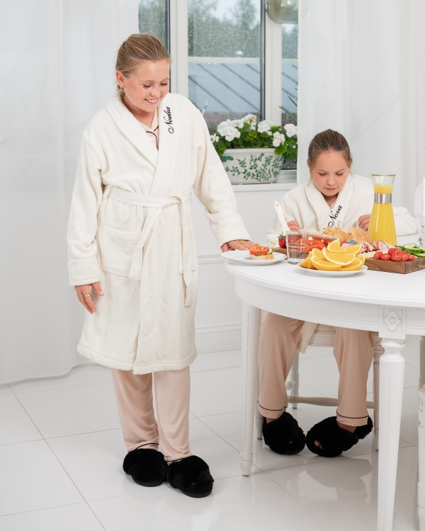 Modern vit morgonrock med personlig brodyr