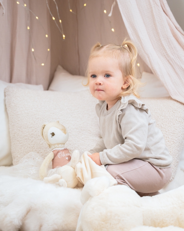 mjukisdocka av en kanin med namn