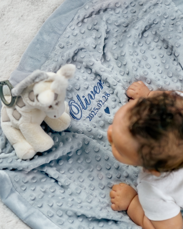 Gosig blå filt med namn och datum brodyr