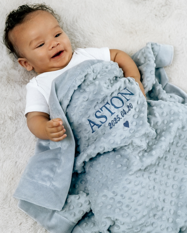 Mysig blå filt med broderat namn och datum