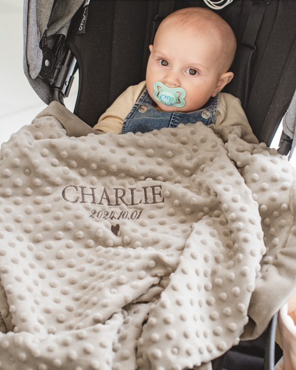 barnfilt med broderat namn