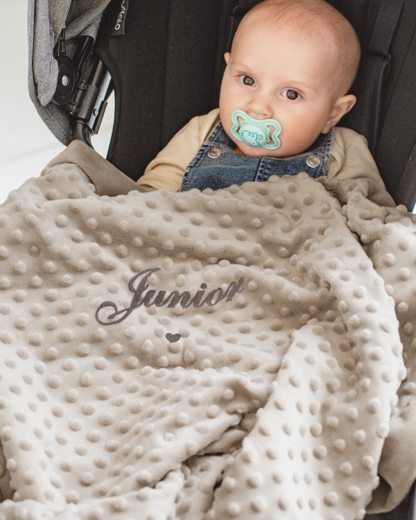 personligt broderad babyfilt med namn