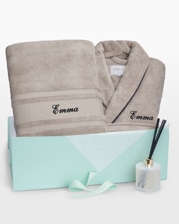 Presentset med matchande handduk och badrock med brodyr tillsammans med doftpinnar i vitt