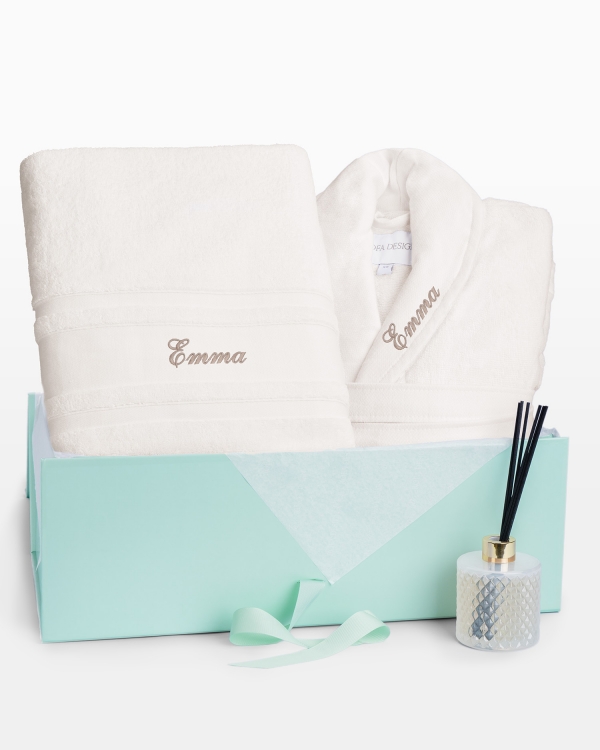 Presentset med badrock och handduk med namn samt doftpinnar