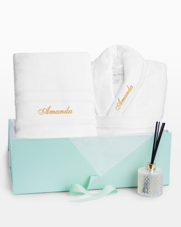 Presentset med badrock och handduk i vitt med brodyr samt doftpinnar