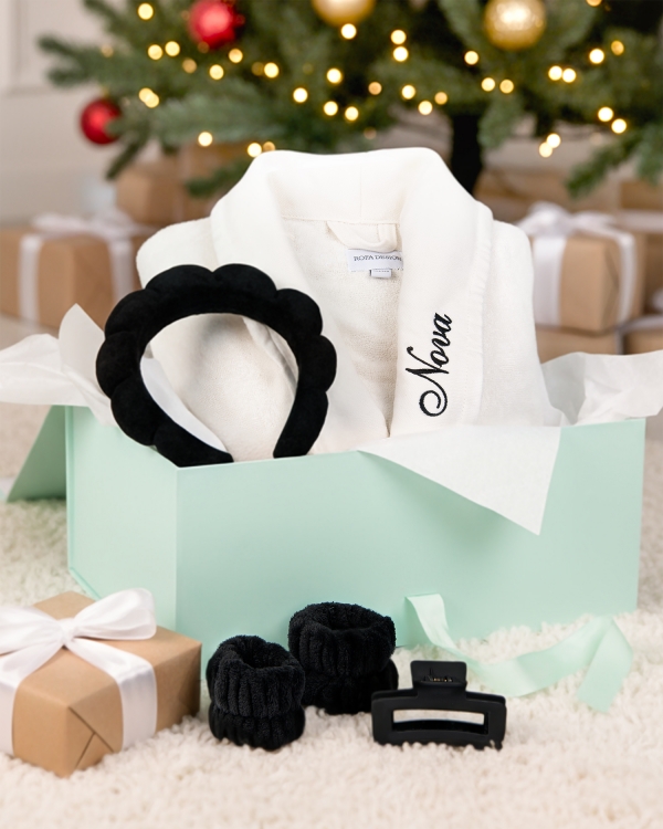 julklappstips med broderad badrock med barnets namn med matchande håraccessoarer