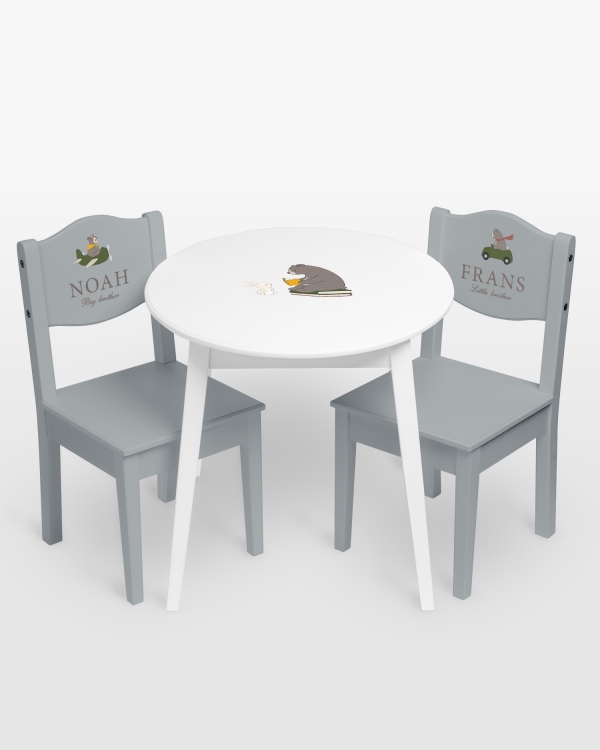 Vitt träbord med gulligt motiv för barnrum