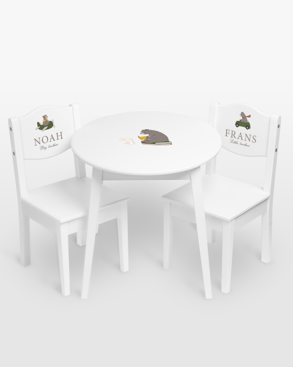 Barnbord och stolar med namn