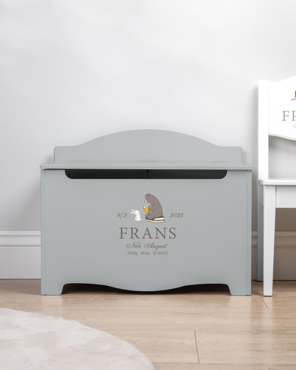 Träkista för förvaring till barnrummet