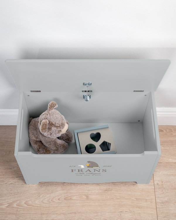 Leksakskista med namn att ge i doppresent