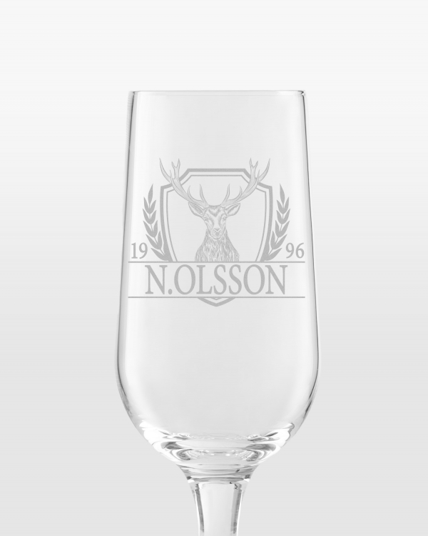 Ölglas med graverat hjortmotiv, namn och årtal