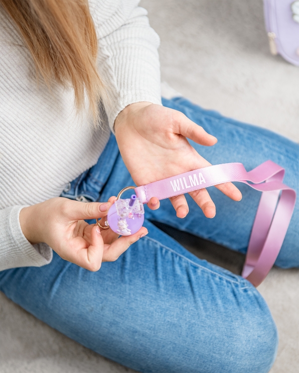 Lila nyckelband som trycks med barnets namn