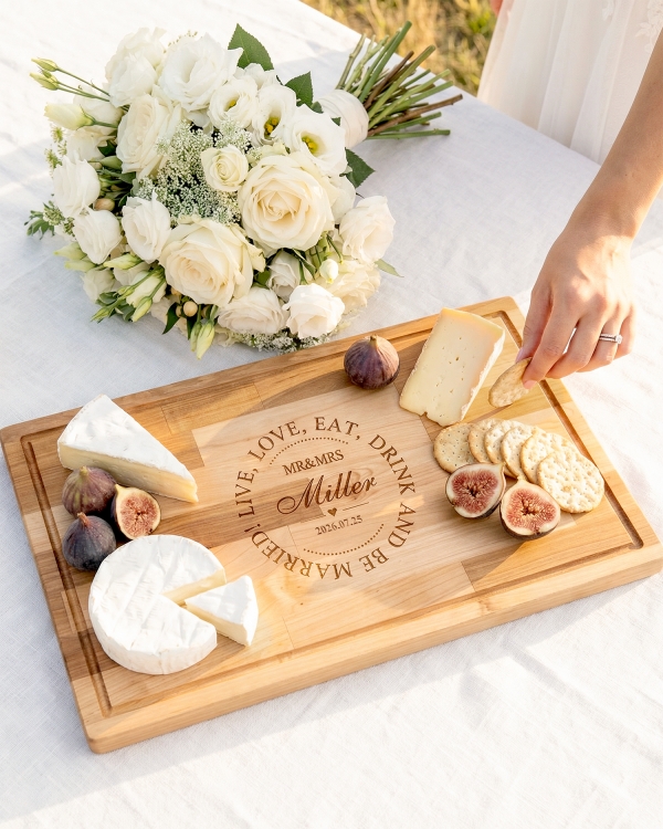 Stor skärbräda i al med gravyr. Perfekt bröllopspresent