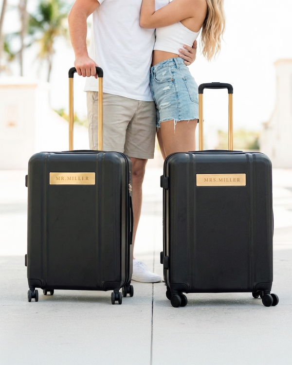 Svart resväska med graverat namn