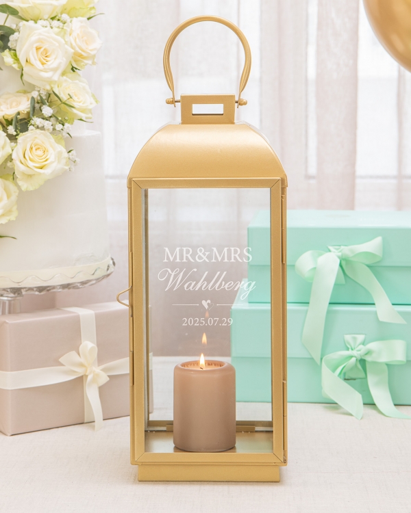 ljuslykta med namn och gravyr att ge i bröllopspresent