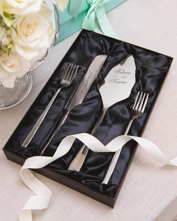 set med tårtspade, tårtkniv och bestick med namn