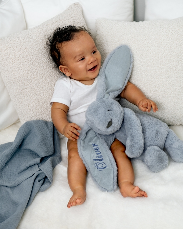 Mjuk, blå gosedjurskanin med broderat namn