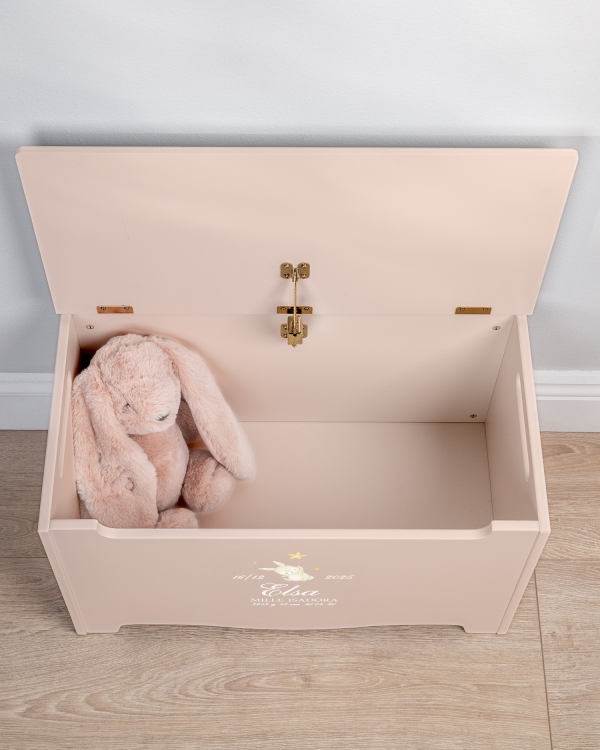 Träkista för förvaring till barnrummet