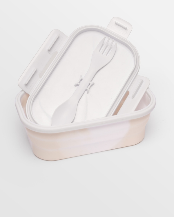 Praktisk matlåda för barn med tillhörande bestick i locket.