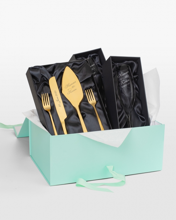 tårtspadeset och champagneglas med personlig gravyr