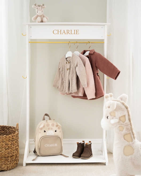 Vit klädställning med namn, till barnrummet