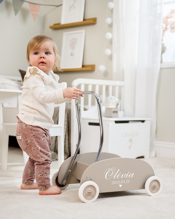 Grå lära gå vagn med namn och datum