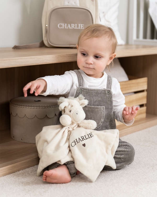 Snutte i form av en giraff med broderat namn i brunt