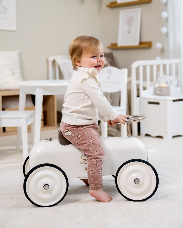 Vit sparkbil med hjärta och personligt namn