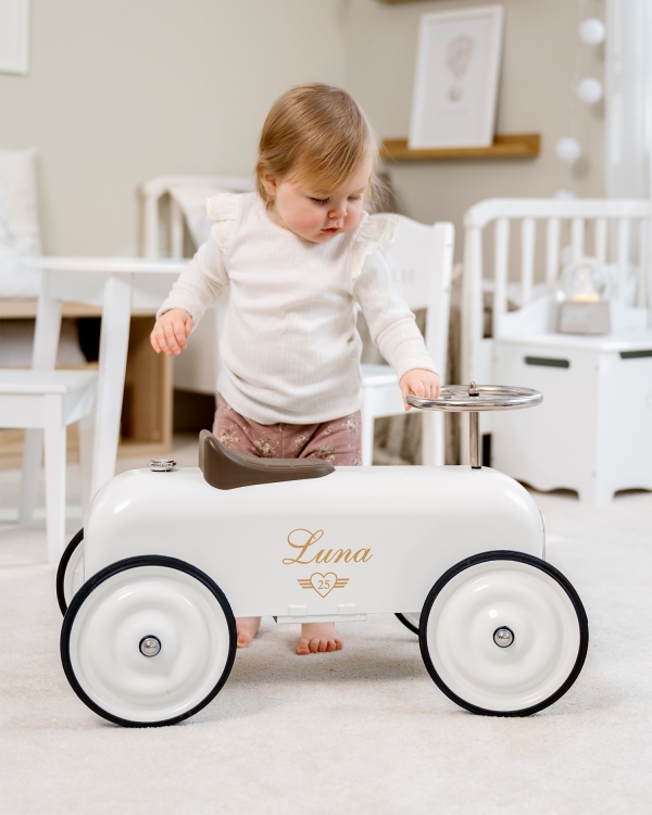 Sparkbil i vitt med personligt tryck