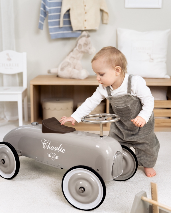 personliga gåbilar i plåt som trycks med barnets namn